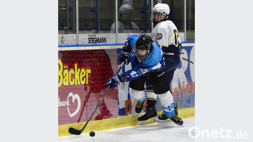 Die Jugend des 1. EV Weiden (Szene mit Jiri Flaksa, links, beim 5:3-Sieg gegen den EHC München) belegte in der Bundesliga 2 Süd Platz vier. Bild: af