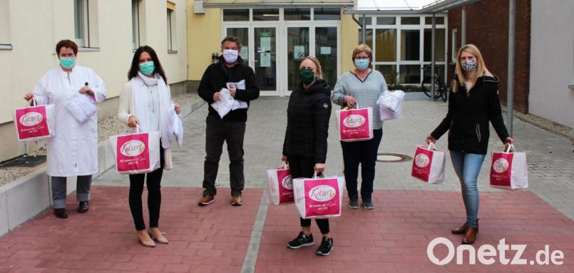 In Tirschenreuth wurden Atemschutzmasken für die Patienten und eine Brotzeit für die Mitarbeiter überreicht. Elisabeth Eißner, Ärztliche Direktorin der Region Nord/West, Krankenhausleiterin Claudia Kost (von links) und Renate Lindgens (Pflegedienstleitung, Zweite von rechts) dankten der Agentur Gerhard Bauer sowie dem Backhaus Kutzer für die Unterstützung. Bild: Kliniken Nordoberpfalz AG, Michael Reindl/exb