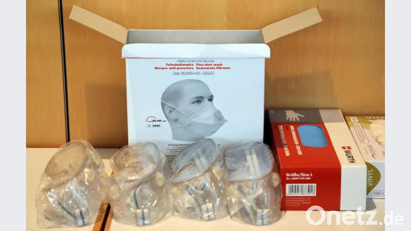 Brillen, Mundschutz, Handschuhe, Schutzanzüge: Die Ausrüstung für die Mitarbeiter im Testzentrum im ACC liegt schon bereit. Bild: Wolfgang Steinbacher