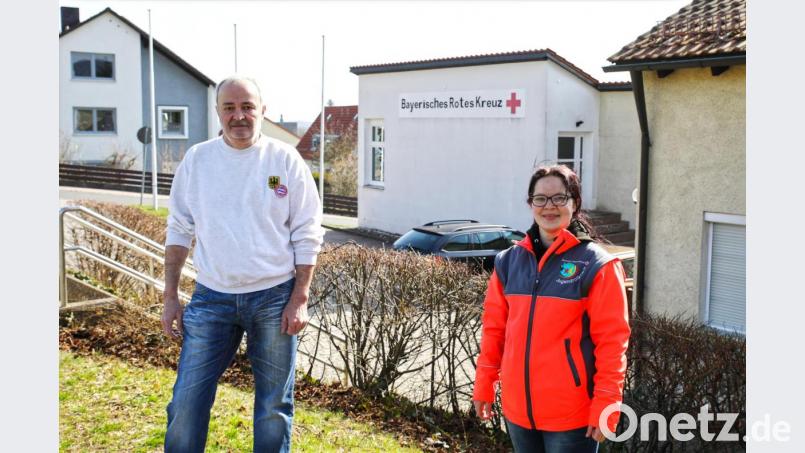 Ein exakter Abstand von eineinhalb Metern. Der FC-Bayern-Fanclub mit zweiten Vorsitzenden Franz Bauer jun. (links) unterstützt den Einkaufsdienst des BRK mit 500 Euro. Gruppenleiterin Monika Stahl (rechts) dankte - natürlich ohne Händeschütteln - von ganzem Herzen. Bild: njn