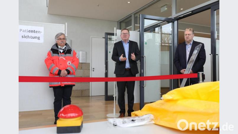 Stadt und Landkreis haben im ACC ein gemeinsames Corona-Testzentrum eingerichtet. Es gehe darum, Kräfte zu bündeln und Arztpraxen sowie Krankenhäuser zu entlasten, betonten (von links) BRK-Chefarzt Dr. Michael Scherer, Oberbürgermeister Michael Cerny und Landrat Richard Reisinger, die die Einrichtung am Dienstagvormittag der Öffentlichkeit vorstellten. Bild: Wolfgang Steinbacher