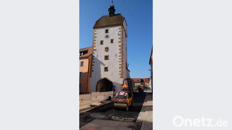 Nach dem Verlegen der neuen Wasserleitungen haben Mitarbeiter der Firma Markgraf mit der Asphaltierung begonnen. Bild: Stefanie Gradl