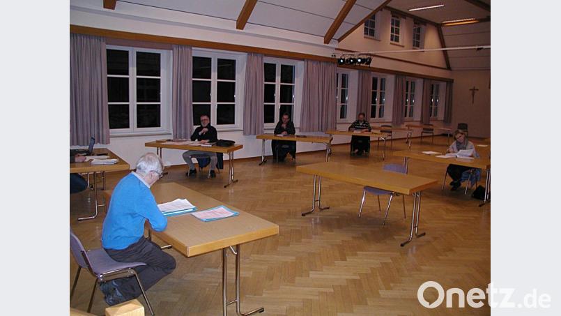 Sitzung im Mehrzwecksaal: Große Abstände wegen Corona Bild: ld