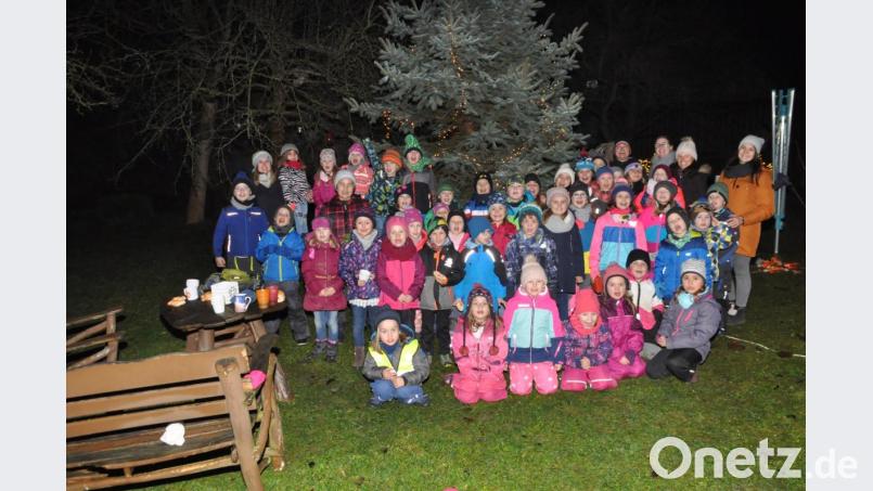 Ein Bild aus aktiven Tagen: Die Mädchen und Buben des Kinderturnens nach der Fackelwanderung 2019. Archivbild: ak