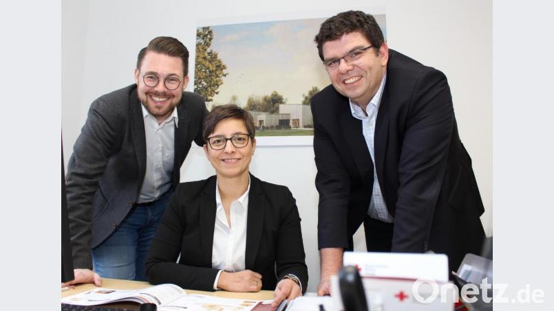 BRK-Kreisgeschäftsführer Holger Schedl (rechts) und sein Stellvertreter Sven Lehner (links) auf Stippvisite bei Martina Fuhrmann (Mitte), der Leitung der neuen BRK-Kindertageseinrichtung in Tirschenreuth, die derzeit an den Details des Konzeptes für die Reggio-inspirierte Einrichtung arbeitet. Bild: exb/Sven Lehner