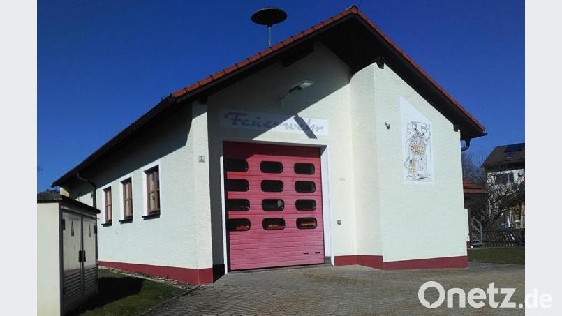 Das Feuerwehrgerätehaus in Fuhrmannsreuth ist zu klein geworden und soll in Richtung Brander Straße hin angebaut werden. Mittel dafür wurden in den Haushalt eingestellt. Bild: ld
