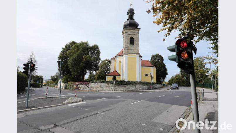 Dieses Bild gehört bald der Vergangenheit an. An dieser Stelle der Sebastianstraße, die nach links in die Kennedystraße und Richtung Albert-Schweitzer-Straße einmündet, entsteht ab Dienstag ein neuer Kreisverkehr. Bild: Wolfgang Steinbacher