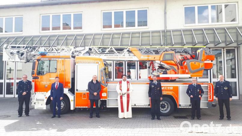 Die neue Drehleiter nehmen in Dienst (von links) Peter Stahl, Jens Meyer, Kurt Seggewiß, Kaplan Johannes Bosco, Richard Schieder, Ludwig Grasser und Bernhard Wager. Bild: exb