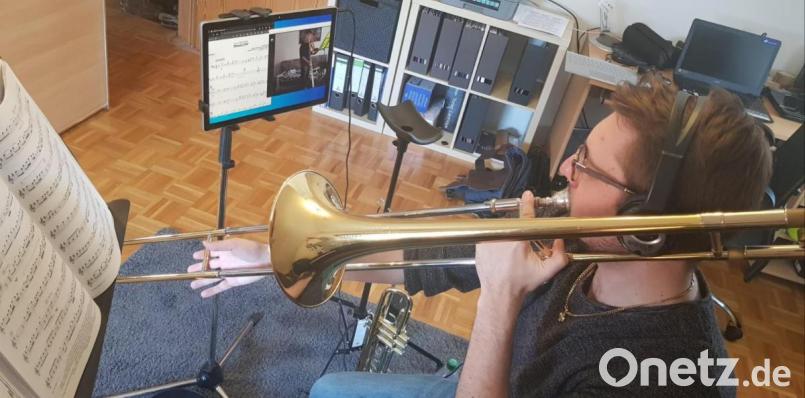 Erst spielt Thorsten Willecke vor, dann ist sein Musikschüler an der Reihe. So funktioniert der Instrumental-Unterricht auch über Video. Bild: Sophie Amann/exb