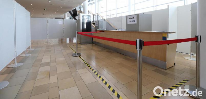 Markierungen, Absperrungen, Trennwände: Das Foyer des ACC wurde so umgestaltet, dass hier Corona-Verdachtsfälle getestet werden können, ohne dass sich Infizierte und Gesunde begegnen. Bild: Wolfgang Steinbacher