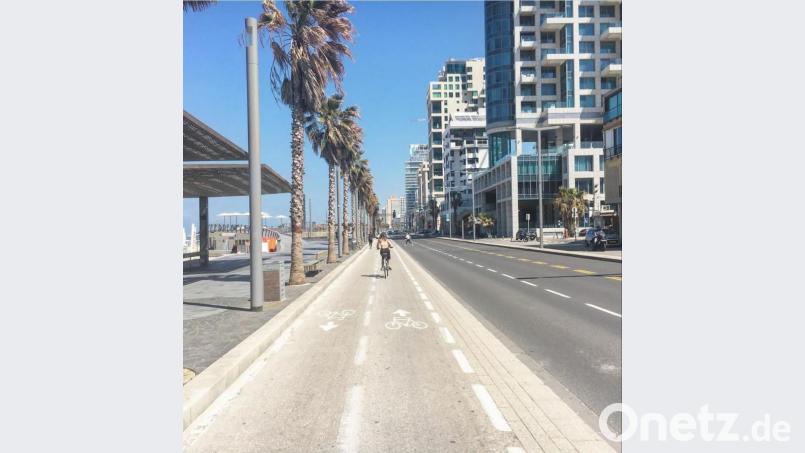 Die Hauptstraße am Strand (Mittelmeer), auf der normalerweise das Leben pulsiert, ist nahezu menschenleer. Bild: Gugi Idan/exb