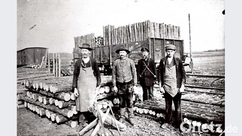 Bahnhof Metzenhof anno 1915: Grubenholz wird aufbereitet und verladen. Die Stempel gingen in die Kohlebergwerke im Ruhrgebiet. Links im Bild ist Vorarbeiter Josef Rothmeier, der Urgroßvater von Autor Fritz Fürk. Archivbild: ü