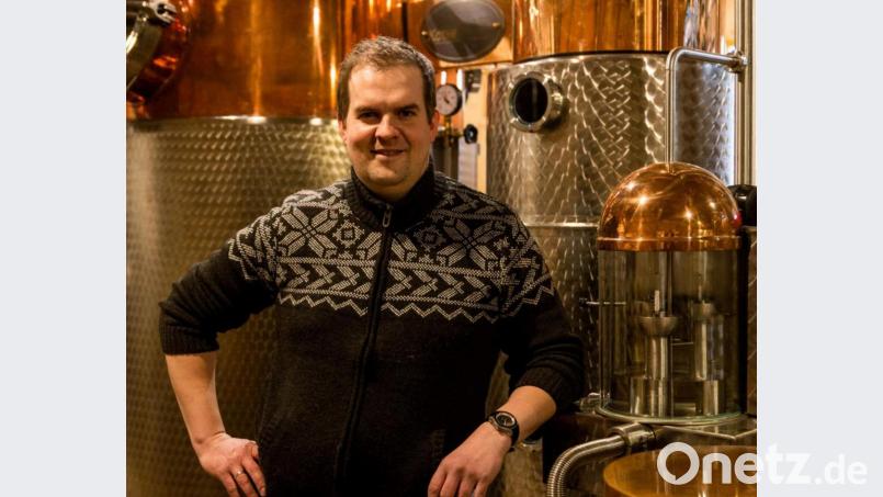 Anstatt Whisky, Gin oder Obstbrände stellt Gregor Schraml in seiner Steinwald-Brennerei in Erbendorf aktuell Neutralalkohol her. Damit können Apotheken und Kliniken selbst Desinfektionsmittel herstellen. Bild: Schraml/exb