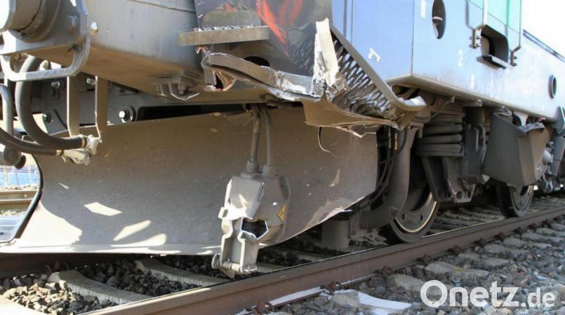 Durch den Zusammenstoß mit der Baggerschaufel wurde die Lokomotive des Güterzuges beschädigt. Bild: Bundespolizei/exb