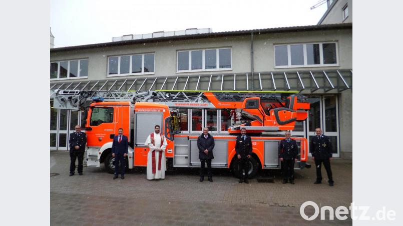 Die neue Drehleiter nehmen in Dienst (von links) Peter Stahl, Jens Meyer, Kurt Seggewiß, Kaplan Johannes Bosco, Richard Schieder, Ludwig Grasser und Bernhard Wager. Bild: exb