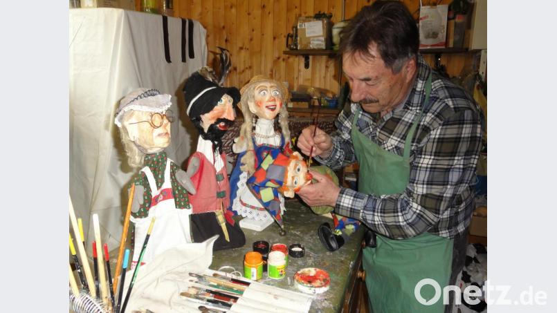 Hermann Papacek hübscht seine Handpuppen auf. Viele bekommen einen neuen Anstrich, jetzt hat er Zeit dafür. Bild: exb