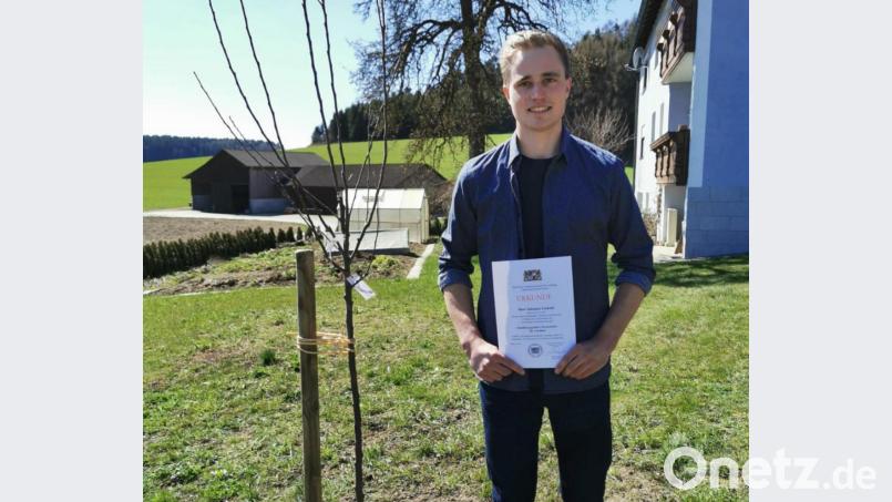 Johannes Uschold aus Rottendorf bei Niedermurach erreichte einen Schnitt von 1,16 und war Bester des Semesters 2019/20 an der Landwirtschaftsschule Nabburg. Bild: exb