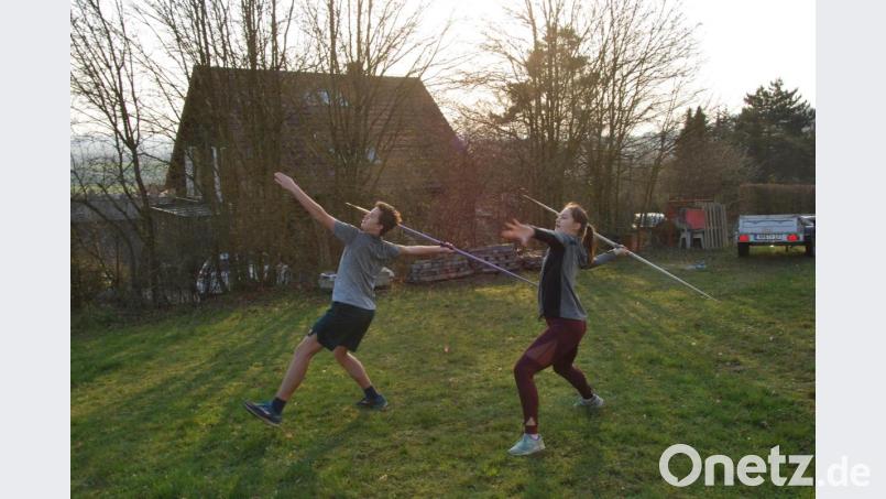 Speerwurftraining von Benedikt (links) und Magdalena Müller im heimischen Garten in Krumbach. Bild: gsp