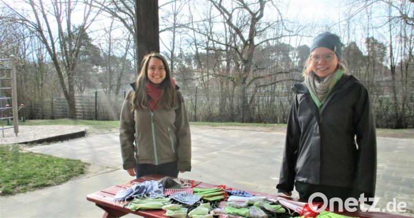 Annabell Lutz (links) und Johanna Alt , Mitarbeiterinnen der evangelischen Kita "Kinderhaus Kunterbunt", sind sofort zur Tat geschritten und haben Mundschutze für die Kita sowie die Caritas-Tages-Pflegestation genäht. Sie wurden noch von einigen anderen Näherinnen unterstützt. Bild: rgr