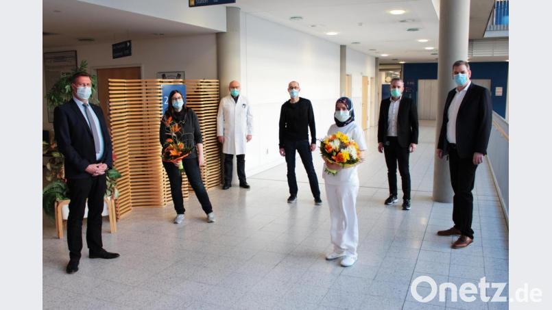 Dr. Bernd Hornbacher (Mitte) ist neuer Chefarzt der Frauenklinik am Klinikum Weiden. Vorstand Dr. Thomas Egginger (rechts), Personalleiter Martin Neuhaus (Zweiter von rechts), Prof. Anton Scharl (Dritter von links) und Krankenhausleiter Dietmar Eine (links) begrüßen ihn und die neue Leitende Oberärztin Dr. Annette Lechler (Zweite von links) sowie Oberärztin Lana Majeed. Bild: exb