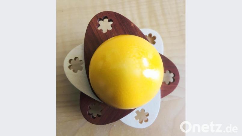 Die Eierbecher bestehen aus sechs ovalen, rosettenförmig zusammengeklebten Scheibchen verschiedener Hölzer. Diese werden bei der Herstellung in mehreren Schichten übereinander gestapelt, mit Kreppband verbunden, als Form insgesamt ausgesägt und mit einem Ornament verziert. Bild: fsb