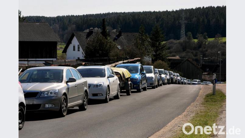 Auch die Schlange der wartenden Autofahrer beim Wertstoffhof in Lengenfeld ist ein gewohntes Bild. Zu Corona-Zeiten ist sie aber noch ein bisschen länger als sonst – denn auf dem Wertstoffhof gilt derzeit Blockabfertigung. Bild: Stephan Huber