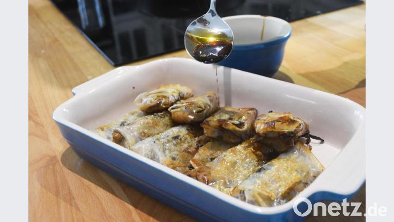 Knusprig frittiert werden die Frühlingsrollen serviert. Dazu wird Sojasauce gereicht. Bild: Gabi Schönberger