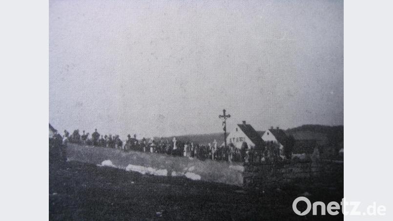 Der Pappenberger Friedhof im Jahr 1937, das Kreuz ziert heute den Friedhof in Wolfskofen. Durch ein Feuer im vergangenen Jahr wurden die Grabsteine auf dem verlassenen und verfallenen Gottesacker teilweise wieder sichtbar. Archivbild: mor