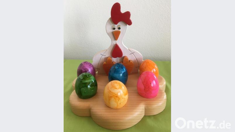 Die Holzosternester aus Erlenholz für sechs Eier sind mit verschiedenen Figuren wie Hase, Henne oder Gockel versehen. Beim Motiv „Osterhase“ sind die Einzelteile als Holzpuzzle ineinander gesteckt und können leicht zerlegt werden. Bild: fsb
