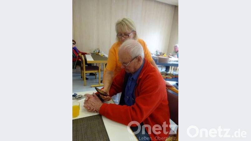 Per Videoanruf können die Bewohner im Caritas-Seniorenheim St. Barbara in Sulzbach-Rosenberg Kontakt zu ihren Familien halten. Bild: Marina Fink/exb