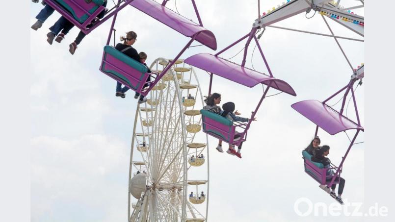 Riesenrad und Allround-Karussell sind beliebte Fahrgeschäfte am Weidener Frühlingsfest. Doch wegen der Corona-Pandemie fällt das Fest dieses Jahr aus. Bild: Gabi Schönberger