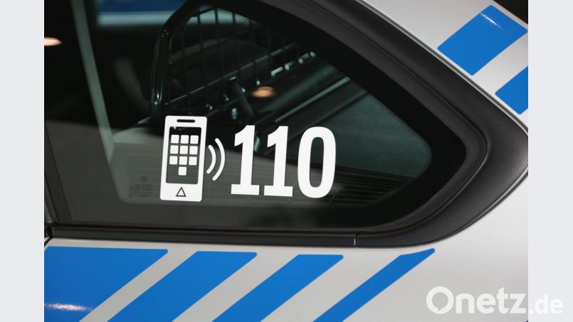 Dien 110 ist die richtige Nummer. Sie sollte anrufen, wer Unbekannten Bankdaten oder andere merkwürdige Auskünfte am Telefon geben soll. Bild: exb/Bayerische Polizei