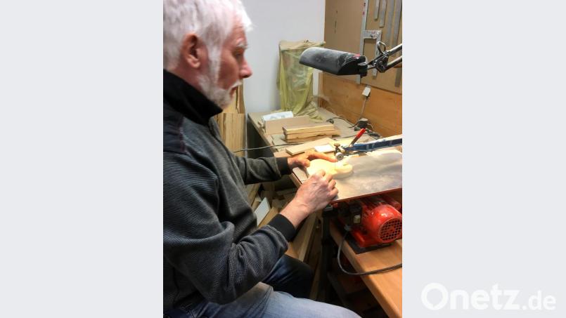 Vor einigen Tagen stellte Schobert etliche seiner Arbeiten aus der diesjährigen kunsthandwerklichen Osterkollektion vor. Bild: fsb