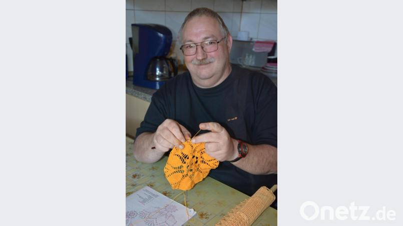 Der Konnersreuther Robert Dietz in seinem Element. Seit mehr als zehn Jahren nennt der 50-Jährige das Häkeln sein Hobby. Bild: Josef Rosner