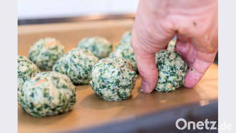 Echte Handarbeit: Spinatknödel aus Südtirol. Bild:  tpnotes – stock.adobe.com
