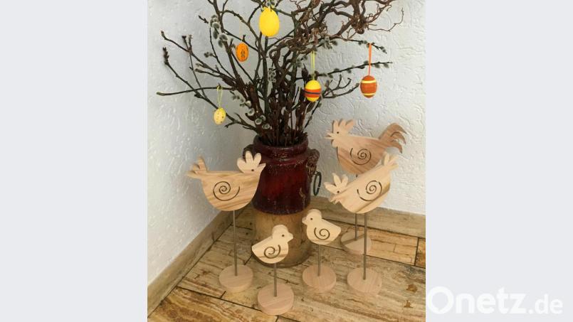 Unter einem Osterstrauch „wartet Familie Huhn auf Ostern“: Hahn, Henne und zwei Küken. Die Figuren, deren Spiralmuster als Innenschnitt ausgesägt werden, ruhen durch einen sechs Millimeter starken Edelstahlrundstab auf einer hölzernen Grundplatte. Bild: fsb