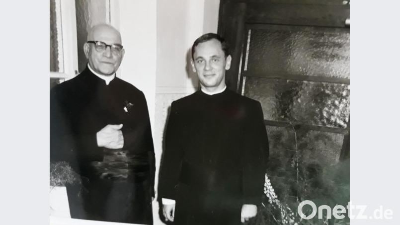 Pater Richard Schöpf (rechts) mit seinem Heimatpfarrer BGR Georg Pilz bei seiner Primiz in Kemnath im Jahr 1964. Bild: exb