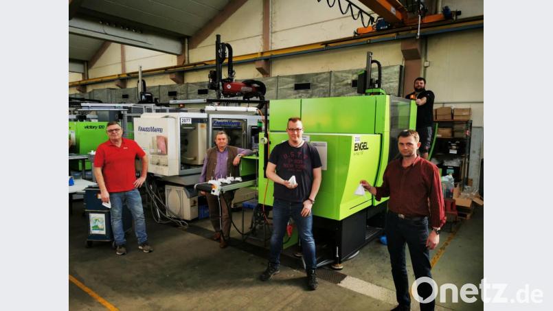 Auch im Betrieb heißt es beim Produzieren der Mund-Nasen-Masken Abstand halten. Bild: gz