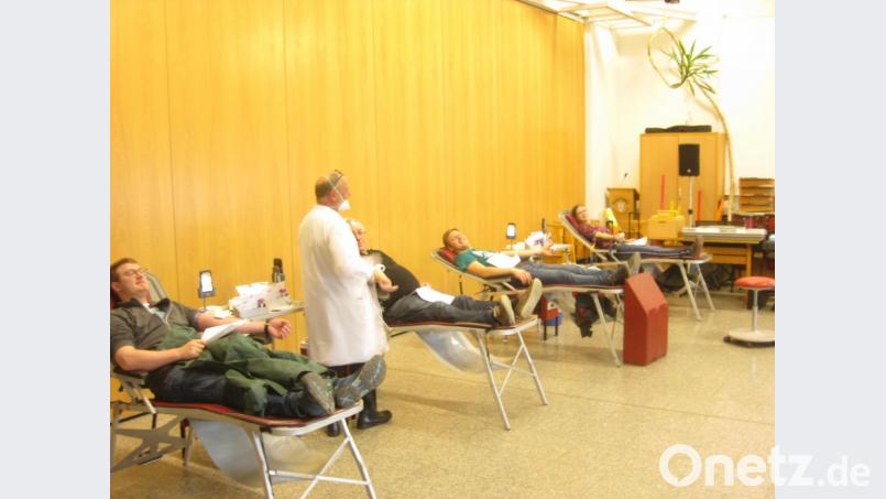 Großer Andrang herrschte bei der Blutspende in Tiefenbach. Ein Grund für die langen Wartezeiten war die Tatsache, dass es weniger Spenderplätze gab, weil die Sicherheitsabstände dies erforderten. Bild: nis