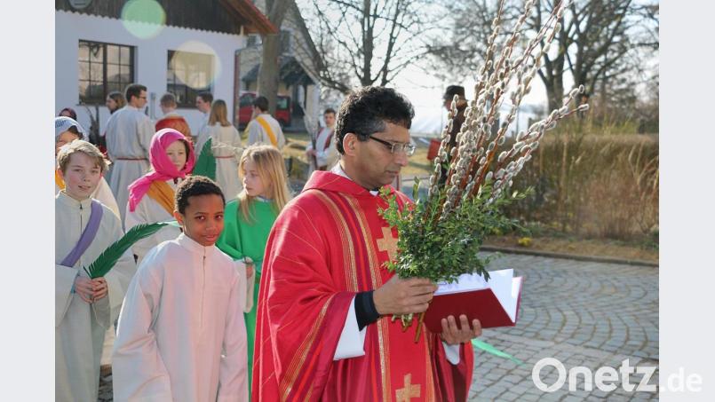 Pfarrer Joseph und die Ministranten führten in den zurückliegenden Jahren die Palmprozession an. Als sichtbares Zeichen der Verehrung trugen die Gläubigen prachtvolle Palmbuschen. In diesem Jahr muss der Geistliche die Palmbüschel im leeren Gotteshaus weihen. Archivbild: bsc