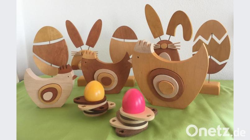 Ein arrangiertes Osterensemble besteht aus zwei Eierbechern, einer Hühnerfamilie und modernen Eier- und Hasenfiguren, jeweils in aufeinander abgestimmten Farbtönen. Bild: fsb