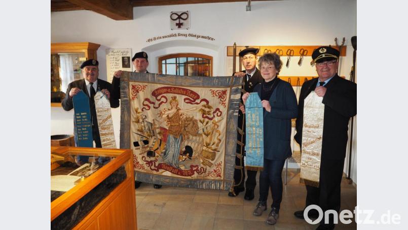 Der Kreisvorsitzende der Soldatenkameradschaft, Heinrich Scheidler (rechts), freut sich, dass die Fahnen einen Platz im Museum gefunden hat. Mit dabei sind Vorsitzender Engelbert Eckart (links), Henry Rehfeldt (Dritter von rechts), Heinrich Peter (Zweiter von links) und Museumsleiterin Ursel Wiechert (Zweite von rechts). Das Bild wurde vor der Coronakrise aufgenommen. Bild: krb