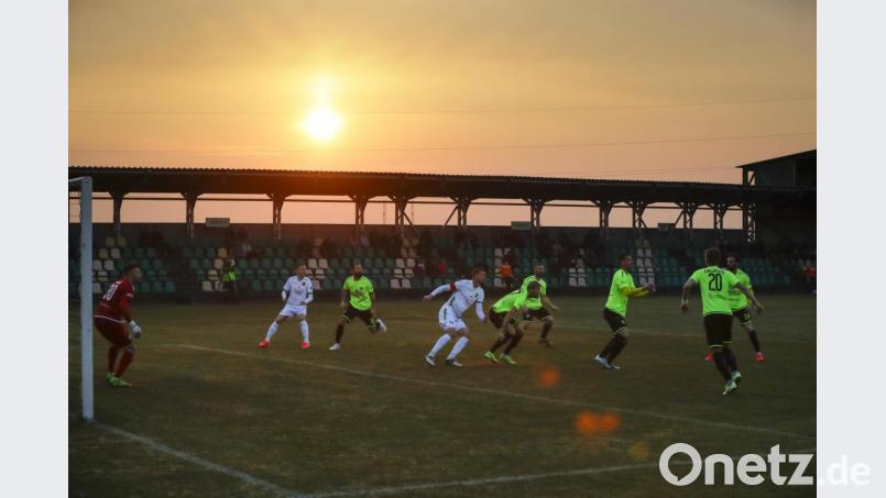 Ungeachtet der Corona-Pandemie wird in Weißrussland weiter Fußball gespielt. Sehr zur Freude so mancher Tippspiel-Liebhaber. Viel mehr Zuschauer als ein Geisterspiel lockte die Begegnung zwischen FC Gorodeya und FK Schachtjor Qaraghandy aber auch nicht an. Bild: Sergei Grits/dpa