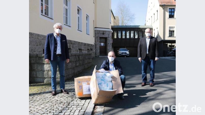 Geschäftsführer Matthias Ziegler vom Erdenwerk Ziegler (Mitte) war volles Risiko gefahren und hatte 2.000 Atemschutz-Masken per Vorkasse in Fern-Ost bestellt. Alles hat geklappt. Dafür dankten Landrat Wolfgang Lippert (links)und Landratsamt-Sprecher Wolfgang Fenzl Bild: Stefan Malzer, Landkreis Tirschenreuth/exb