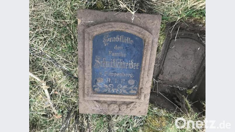 Die Grabplatte der Familie Schmidschneider ist noch vollständig erhalten. Darunter ruhen die Bauersleute Georg und Barbara Schmidschneider (geb. Schreglmann von Pappenberg 29), deren Sohn Balthasar zeitweise Mesner in Pappenberg war. Bild: mor