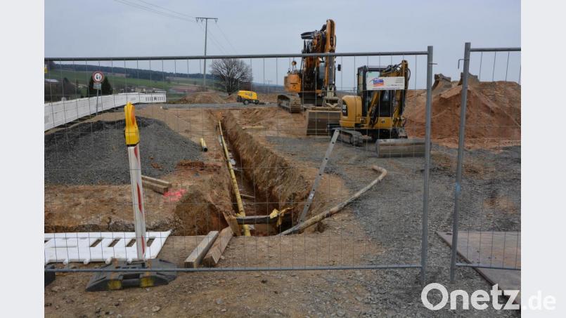 In Themenreuth laufen derzeit größere Erdarbeiten zur Verlagerung einer Erdgasleitung. Bild: jr