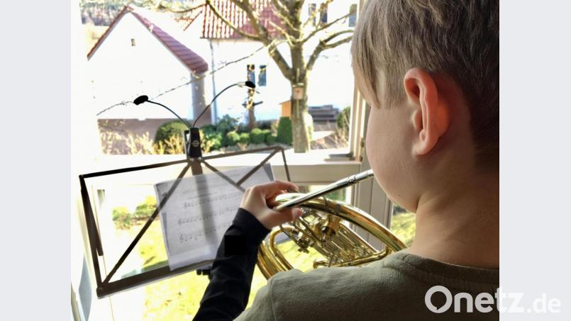 Fenster auf und schon erklingt die &quot;Ode an die Freude&quot;. Am Sonntagabend spielten viele Musiker in ganz Deutschland gegen das Coronavirus an. Bild: upl