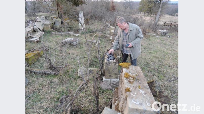 In Stein gemeißelte Zeugnisse in Form noch lesbarer Grabsteininschriften und Marmorplatten sind für Hans-Jürgen Kuglers Ahnenforschung besonders interessant. Mit der Kamera hält er sie daher fest. Bild: mor