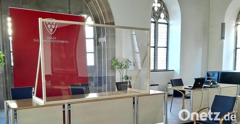 Standesbeamte und Brautpaare werden durch eine Glasscheibe getrennt. Bild: kök
