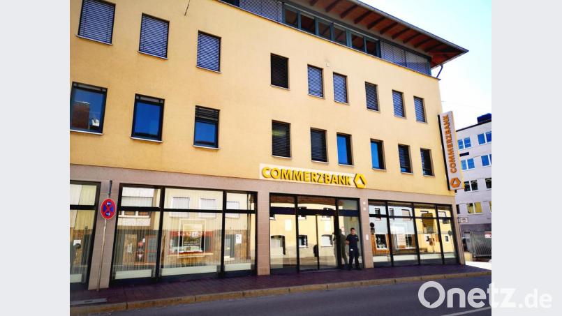 Mit Security-Personal vor und in der Filiale trägt die Commerzbank derzeit dafür Sorge, dass nicht zu viele Kunden gleichzeitig im Vor- und im Schalterraum anwesend sind, damit die Mindestabstände eingehalten werden können. Bild: Thomas Dobler